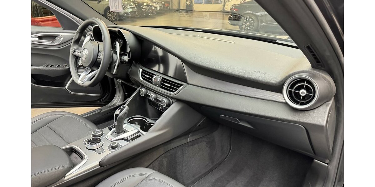 Alfa Romeo Giulia 2.0 Sprint Turbo 16V Xenon Leder Carplay 23.400 km 28.740 &euro; Lich 35423