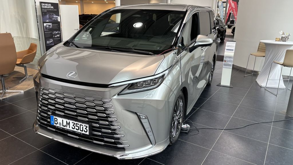 Lexus LM 7.000 km 119.990 &euro; Berlin 13403