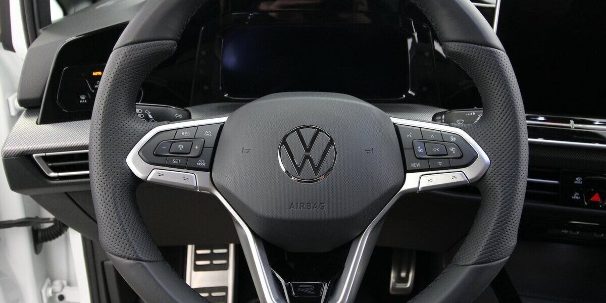 VW Golf VIII Variant 1.5 TSI R-Line LED+KAMERA+ACC 29.466 km 26.700 &euro; Hagenow 19230