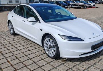Tesla Model 3 4.606 km 43.470 &euro; Braunschweig 38112