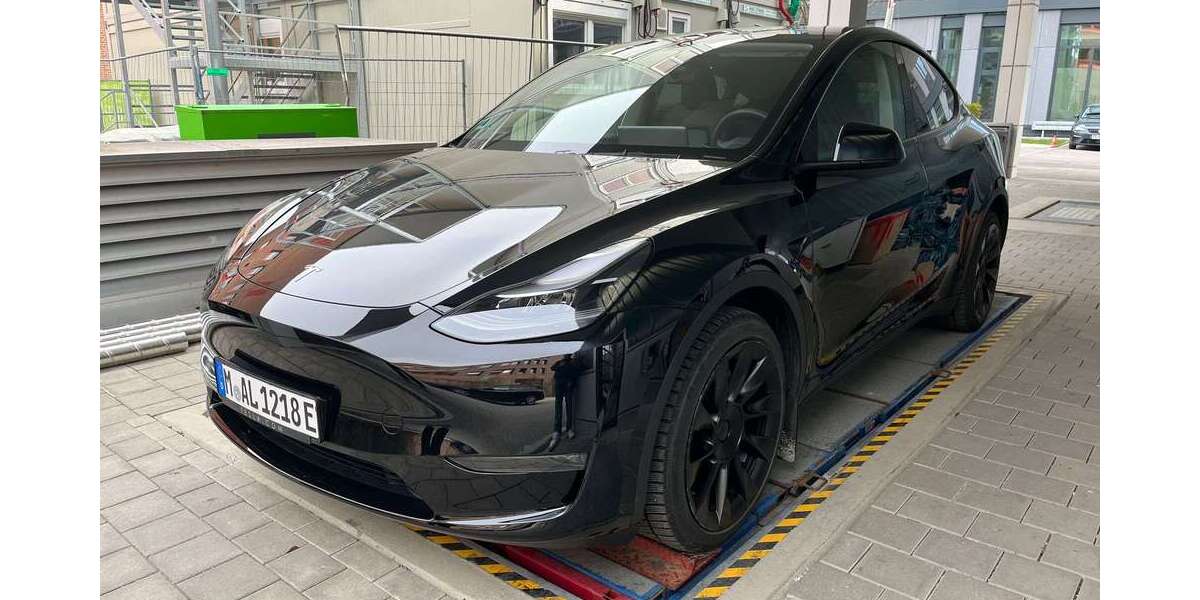Tesla Model Y 25.000 km 35.900 &euro; München 80639