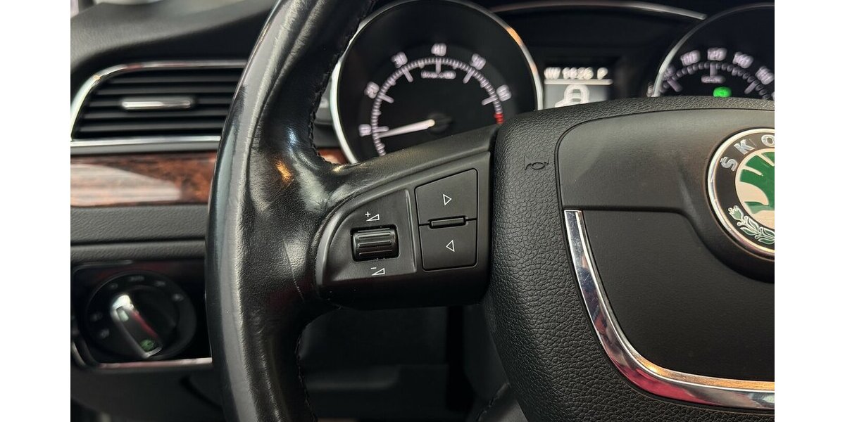 Skoda Superb Elegance elektr. Sitze & Panoramadach 104.000 km 9.999 &euro; Lich 35423