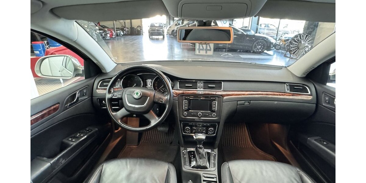 Skoda Superb Elegance elektr. Sitze & Panoramadach 104.000 km 9.999 &euro; Lich 35423