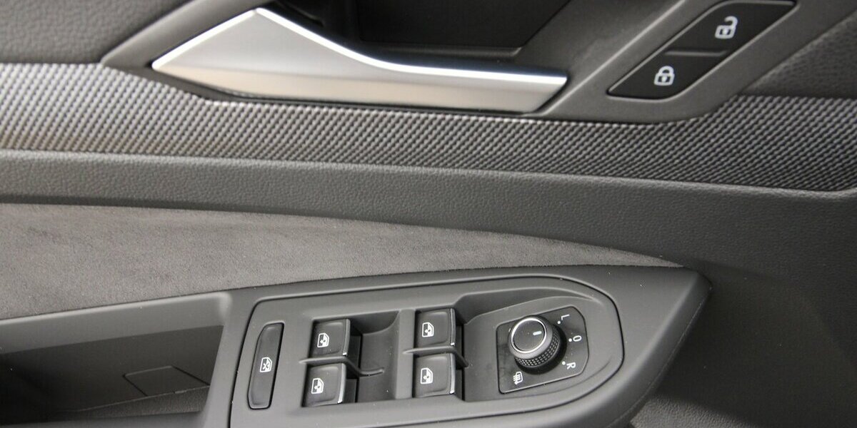 VW Golf VIII Variant 1.5 TSI R-Line LED+KAMERA+ACC 35.963 km 25.900 &euro; Hagenow 19230