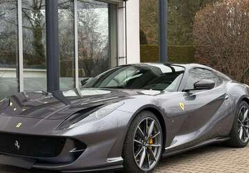 Ferrari 812 4.350 km 494.900 &euro; Grünwald 82031