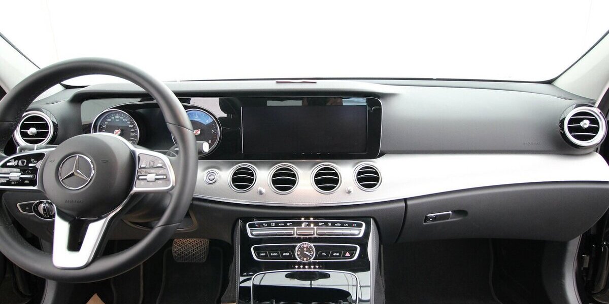 Mercedes-Benz E 220 d Avantgarde NAVI+LED+KAMERA+STANDHEIZUNG 29.693 km 36.900 &euro; Hagenow 19230
