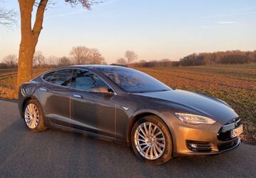 Tesla Model S 141.050 km 26.800 &euro; Scharbeutz 23684