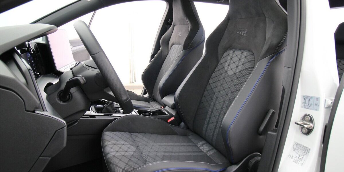 VW Golf VIII Variant 1.5 TSI R-Line LED+KAMERA+ACC 29.466 km 26.700 &euro; Hagenow 19230