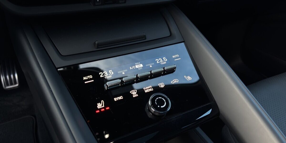 Porsche Macan Electric 4 Chrono Pano Sportsitz 0,25% 12.490 km 79.500 &euro; Wuppertal 42327